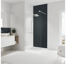 Helles Badezimmer mit Duschkabine, Waschbecken und Teppich