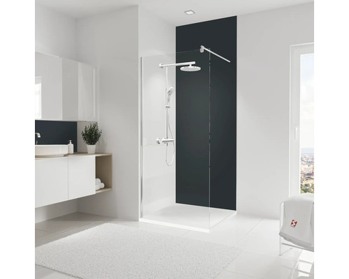 Helles Badezimmer mit Duschkabine, Waschbecken und Teppich
