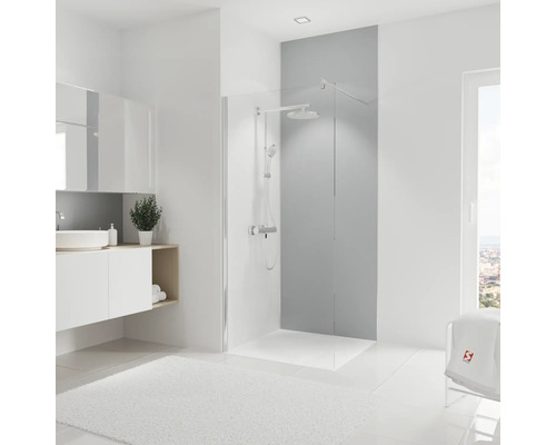 Badezimmer mit Duschkabine, Waschtisch und weißem Teppich
