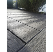 Terrassendielen aus Holzverbundwerkstoff im Außenbereich