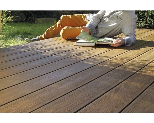 Produktbild 7 (groß) Person liegt auf einer Holzterrasse und liest ein Buch.