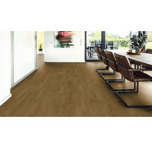 Heller Wohnraum mit Holzboden, Esstisch und Stühlen.