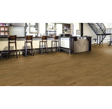 Innenraum mit Holzfußboden, Barhockern und Treppe