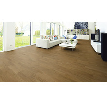 Helles Wohnzimmer mit Holzboden, Sofa und Fensterfront