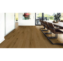 Heller Wohnraum mit Holzboden und Esstischgruppe