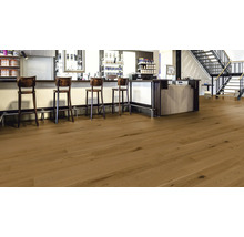 Innenraum mit Holzboden, Bar und Treppe