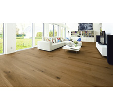 Wohnzimmer mit hellem Sofa, Tisch und Holzboden