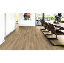 Helles Wohnzimmer mit Holzboden, Esstisch und Stühlen