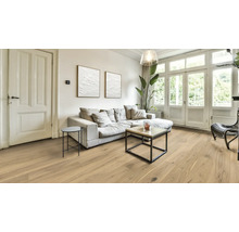 Wohnzimmer mit Sofa, Tisch und hellem Holzboden