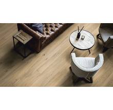 Wohnzimmer mit Holzboden, Ledersofa und Beistelltischen