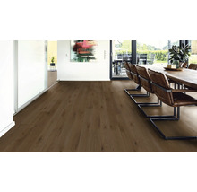 Wohnraum mit Laminatboden in Holzoptik, Esstisch und Stühlen