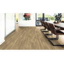 Helles Zimmer mit Holzboden, Esstisch und Stühlen