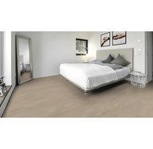 Heller Schlafzimmerraum mit Bett, Spiegel und hellem Holzboden