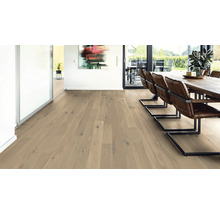 Heller Wohnraum mit Holzboden, Esstisch und Stühlen.