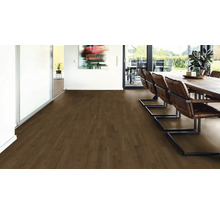 Wohnraum mit Laminatboden und Essbereich