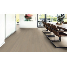 Heller Wohnraum mit Holzboden und Essbereich mit Tisch und Stühlen.