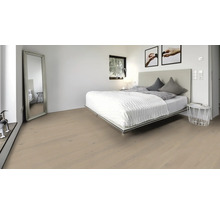 Heller, freundlicher Schlafraum mit Holzboden