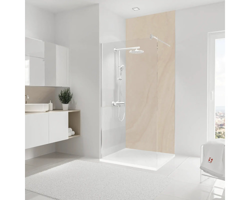 Helles Badezimmer mit Duschabtrennung, Waschbecken und Badteppich