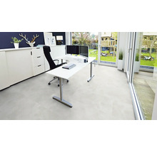 Modernes Büro mit hellem Bodenbelag, Schreibtisch und Büromöbeln.