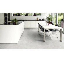 Heller Küchenraum mit Kücheninsel, Esstisch und Stühlen.