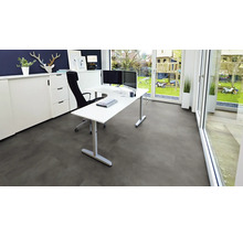 Büroraum mit Schreibtisch, Bürostuhl und grauem Vinylboden