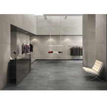 Bekleidungsgeschäft mit Fliesenboden, Kleidern und Sitzgelegenheit