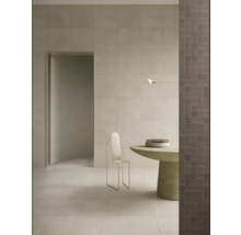 Heller Raum mit Fliesenboden, Fliesenwand, Tisch und Stuhl