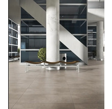 Helle Fliesen in einem modernen Gebäude mit Treppe und Sitzgelegenheiten.