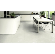 Heller, moderner Küchen- und Essbereich mit Fliesenboden, Kücheninsel und Esstisch mit Stühlen.