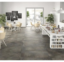 Café-Innenraum mit Tischen, Stühlen und keramischen Bodenfliesen