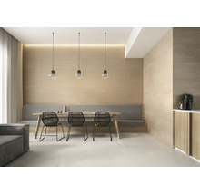 Heller Essbereich mit Holzwand, Esstisch mit Stühlen und Pendelleuchten