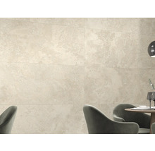 Szene mit beigen Wandfliesen im Innenraum