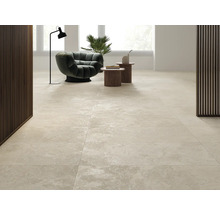 Heller Raum mit Bodenfliesen, Sessel und Dekoration