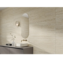 Modernes Badezimmer mit Waschbecken, Spiegel und Wandfliesen in Travertinoptik
