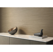 Wohnraum mit Wandpaneelen in Holzoptik, Dekoschale und Vogel-Skulptur