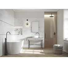 Helles Badezimmer mit Badewanne, Waschtisch, Spiegel und begehbarer Dusche hinter einer Glasschiebetür.