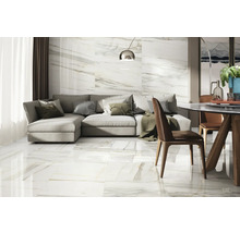 Wohnzimmer mit Bodenfliesen in Marmoroptik, Sofa und Esstisch