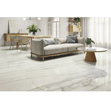 Helles Wohnzimmer mit Sofa, Couchtisch und glänzendem Bodenbelag in Marmoroptik