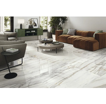 Wohnzimmer mit Bodenfliesen in Marmoroptik, Sofa und Beistelltisch