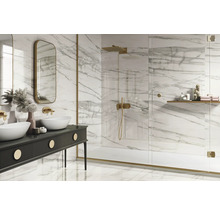 Helles Badezimmer mit Marmorfliesen, Doppelwaschtisch und Dusche mit Glasabtrennung