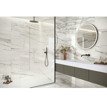 Badezimmer mit Dusche, Waschtisch und Spiegel mit Marmorfliesen