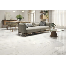 Heller Raum mit Sofa, Tisch und glänzendem Bodenbelag in Marmoroptik