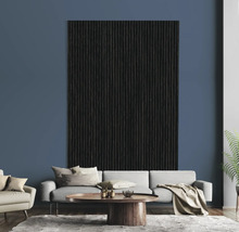 Wohnzimmer mit Sofa, Couchtisch und Wandpaneel mit Holzstruktur