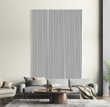 Wohnzimmer mit Sofa, Tisch und vertikal gestreifter Tapete.