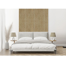 Helles Schlafzimmer mit Bett und Wandpaneelen aus Holz