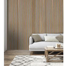 Wohnzimmer mit Holzpaneelwand, Sofa, Teppich und Couchtisch