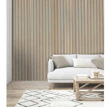 Helles Wohnzimmer mit Holzpaneelwand hinter einem Sofa