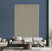 Wohnzimmer mit Akustikpaneelwand, Sofa und Couchtisch