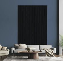 Wohnzimmer mit Akustikpaneel an der Wand, Sofa und Couchtisch