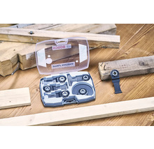 Bosch Starlock Holzsägeblatt Set in geöffneter Verpackung mit Holzbalken auf Holztisch